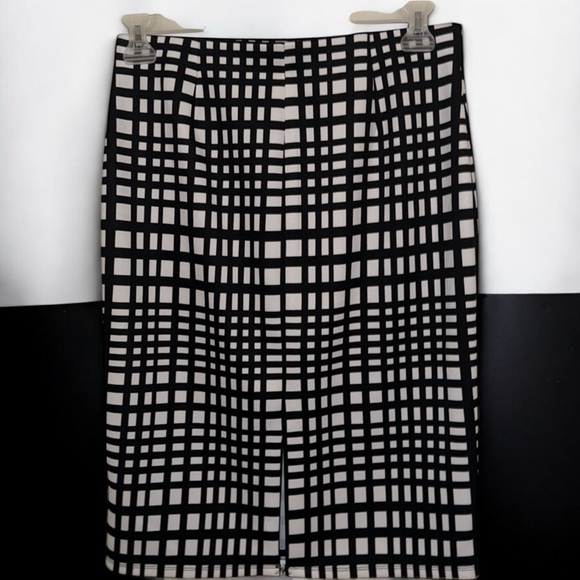 🌹NWOT: NYCC BLACK/WHITE PULL ON CHECKED SKIRT - Picture 3 of 5